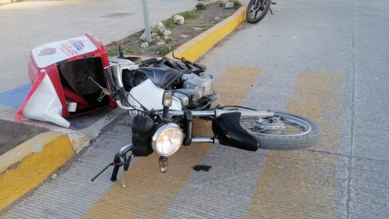 Photo of No llegó el pollo, taxi embiste a repartidor