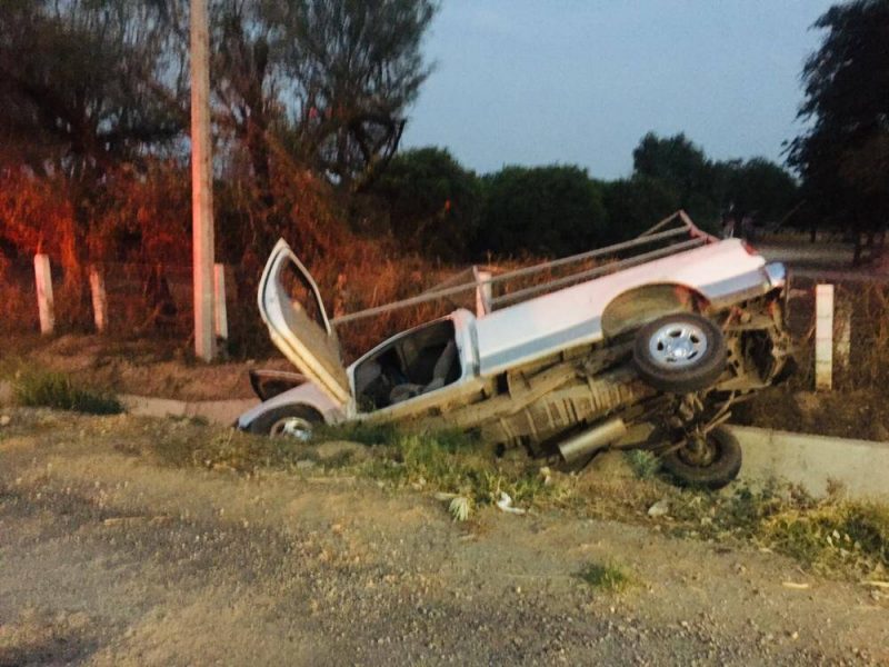 Photo of Camioneta cae a dren y conductor muere