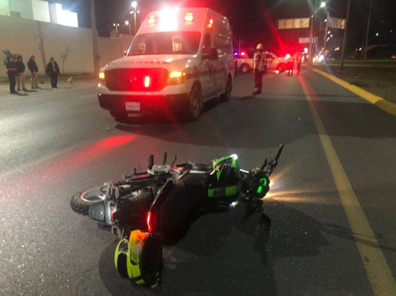 Photo of Iba hasta “atrás”, derrapa y se cae de la moto