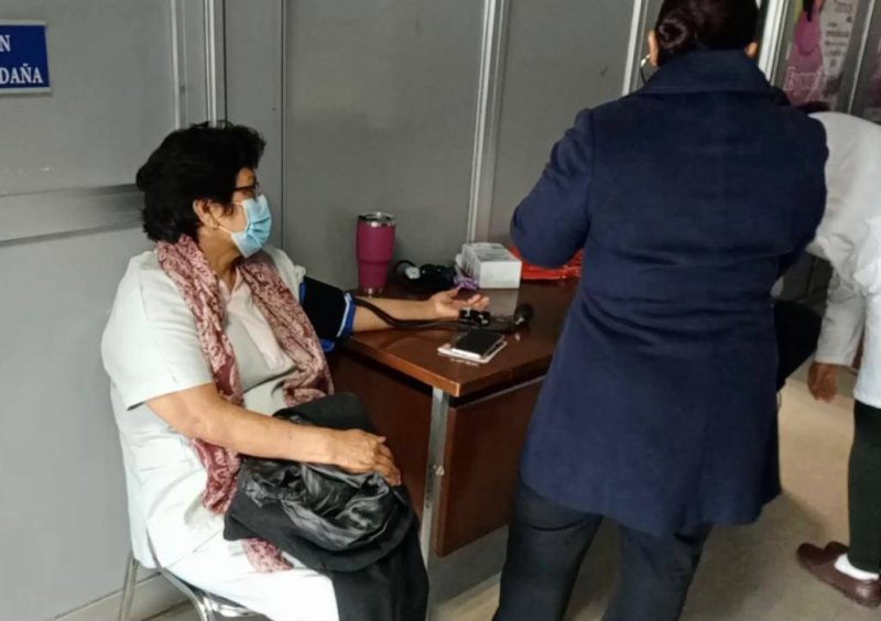 Photo of Reinician vacunación anti COVID-19 a personal de salud
