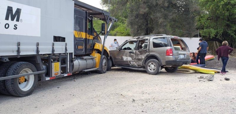 Photo of Tres lesionados deja choque entre tráiler y camioneta