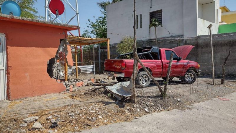 Photo of Camioneta choca contra una casa dejando heridos