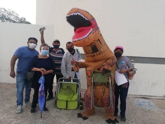 Photo of Dinosaurio Rax acompaña a su mamá a vacunación