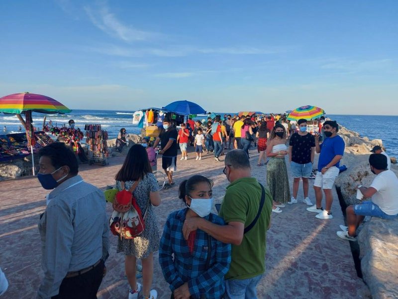 Photo of Relajan medidas y jóvenes van a playa a embriagarse