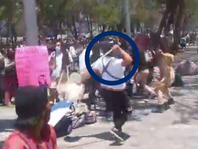 Photo of Ambulantes golpean con palos a feministas en Bellas Artes