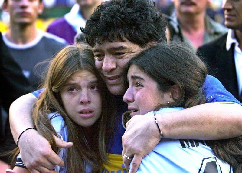 Photo of Abogado de Maradona dice que sus hijas le robaron y abandonaron