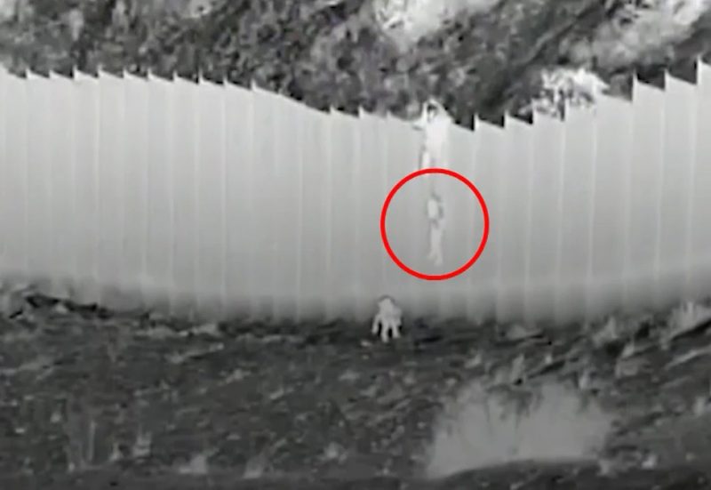 Photo of Video: Lanzan traficantes a dos niñas migrantes sobre el muro fronterizo