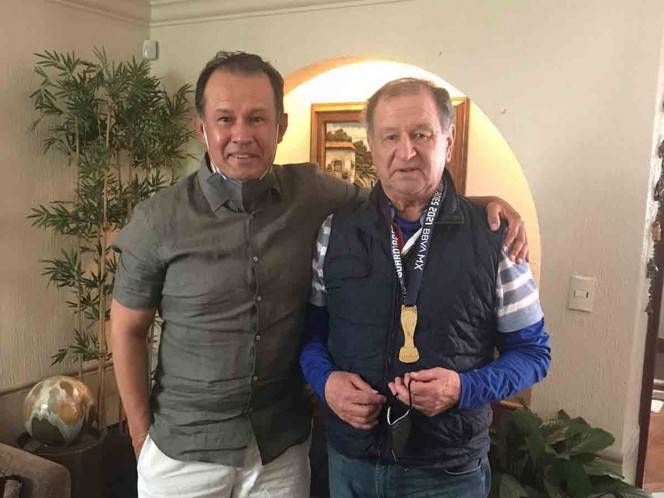 Photo of Juan Reynoso regala su medalla de campeón a Enrique Meza