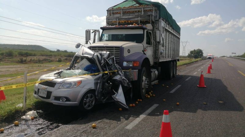 Photo of Camión se impacta contra auto en la Victoria-Zaragoza