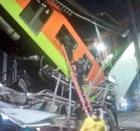 Photo of VIDEO: Colapsa puente y cae tren de la línea 12 del metro