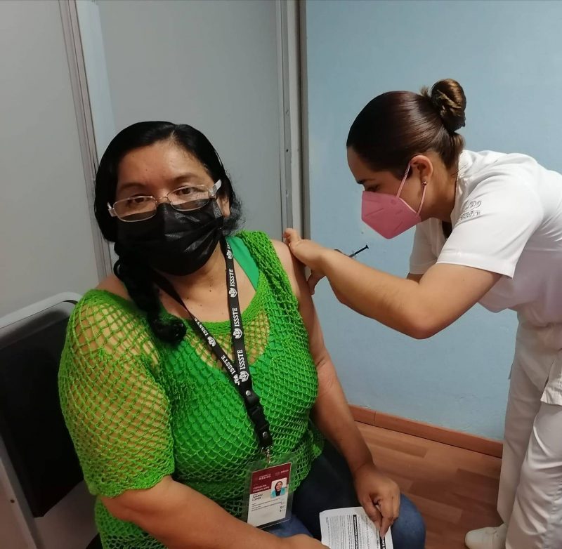 Photo of Trabajadores del ISSSTE reciben vacuna contra COVID-19