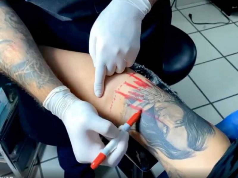 Photo of Lupillo Rivera cubre tatuaje de Belinda con diseño de su hijo; en redes se burlan