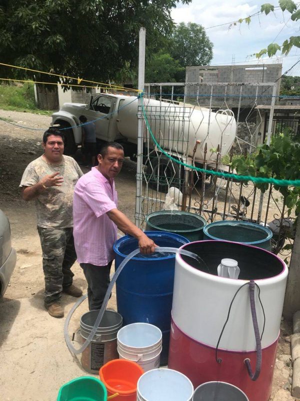 Photo of Lalo Gattás lleva agua a familias que sufren desabasto