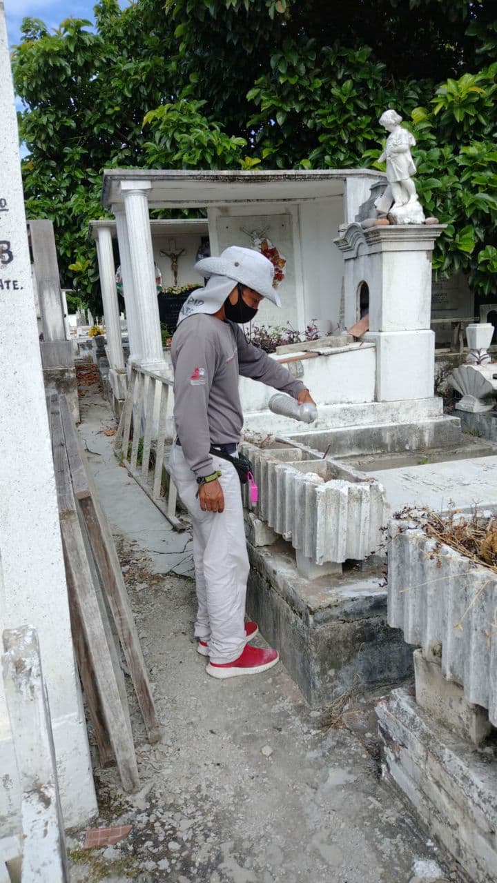 Photo of Madero Realiza Labores de Fumigación en Cementerios Municipales