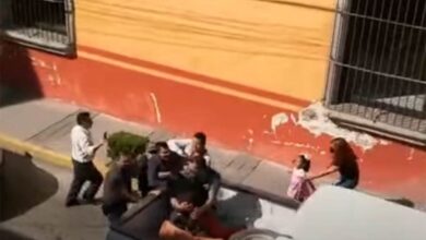 Photo of Arrestan a padres frente a su hija de 3 años y la niña entra en crisis