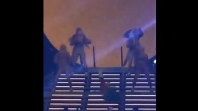 Photo of Karol G cae estrepitosamente en el escenario en pleno concierto