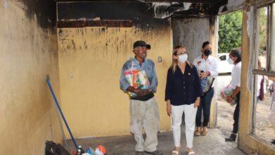 Photo of Rossy Luque de Martínez lleva apoyos a Don Camerino, a quien se le quemó su casa