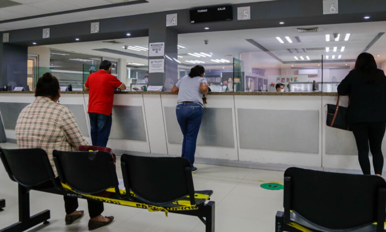 Tratan de eliminar prácticas de "coyotaje" en Oficinas Fiscales del estado.