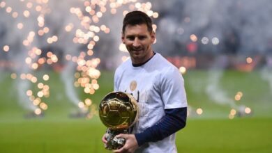 Photo of Messi presume su Balón de Oro en el Parque de los Príncipes