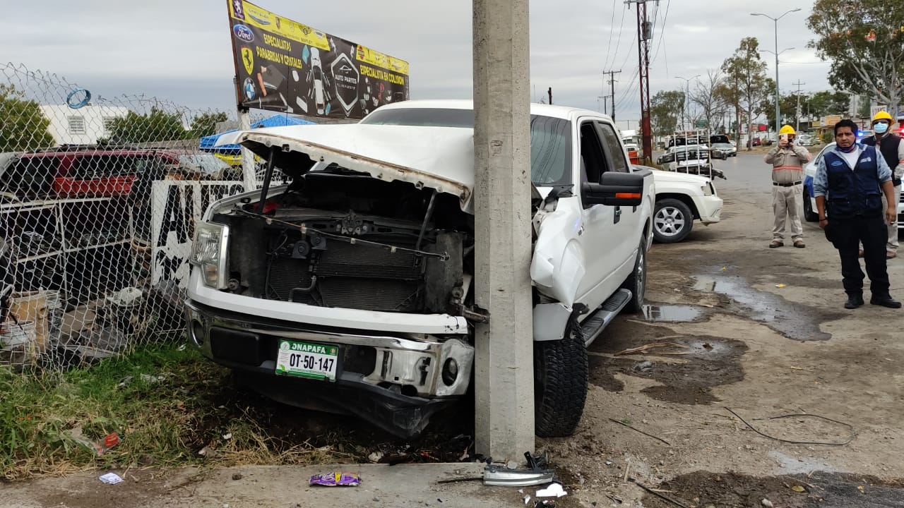 Choca contra poste de concreto y abandona camioneta