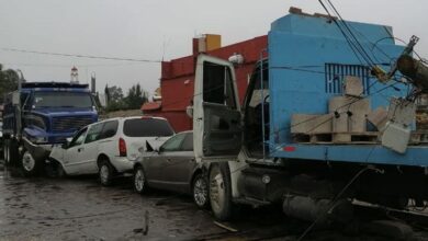 Photo of Tráiler se queda sin frenos en Hidalgo; arrolla postes, vehículos y un peatón