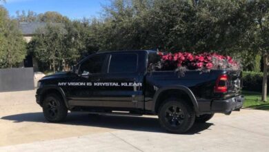 Photo of Kanye West insiste en recuperar a Kim Kardashian y le envía camioneta llena de rosas