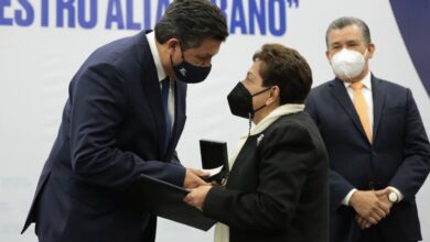 Photo of Entrega gobernador medallas “Maestro Altamirano” a docentes con 40 años de servicio
