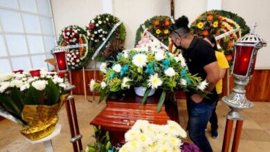 Photo of Hombre armado amenaza a reporteros en funeral del periodista Armando Linares