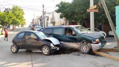 Photo of Se pasa el alto y causa aparatoso choque