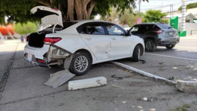 Photo of Choca contra vehículo estacionado e impactan en un árbol