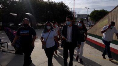 Photo of Madres abogan por el “profe paco” ante la SET para que se quede