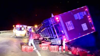 Photo of Vuelca tráiler perteneciente a la empresa FEMSA; ciudadanos iban a la rapiña