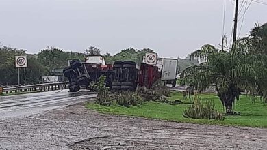 Photo of Camión con coque vuelca cerca del ejido Los Esteros; bloquea carriles