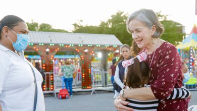 Photo of La doctora María de Villarreal y los niños de la Casa Hogar en la Feria Tamaulipas