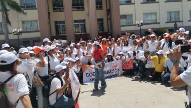 Photo of Maestros insisten, se mantendrán en plantón permanente