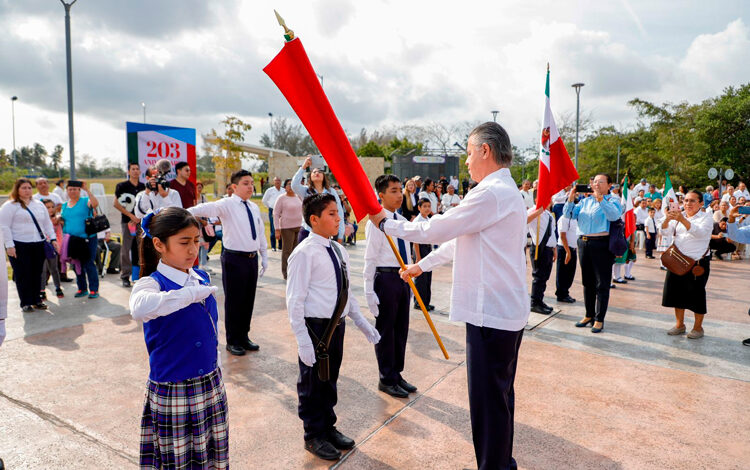 El alcalde Chucho Nader encabeza ceremonia del Día de la Bandera.