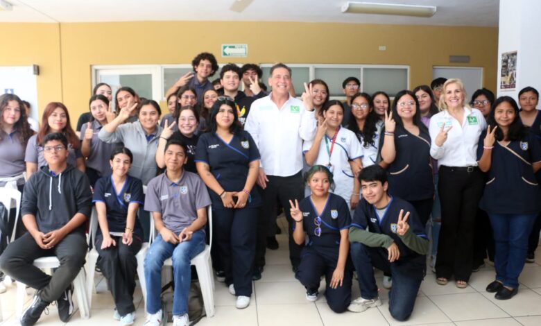 Eugenio Hernández Flores se reunió con jóvenes universitarios a quienes les explicó sus propuestas legislativas.