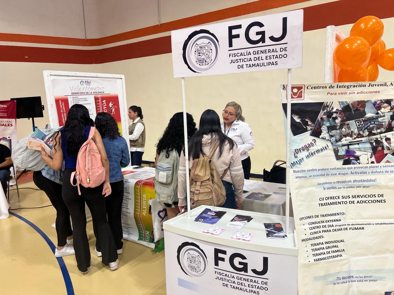 Personal de la Dirección de Atención y Servicio a la Comunidad, participó en la "Expo Juventud Universitaria"