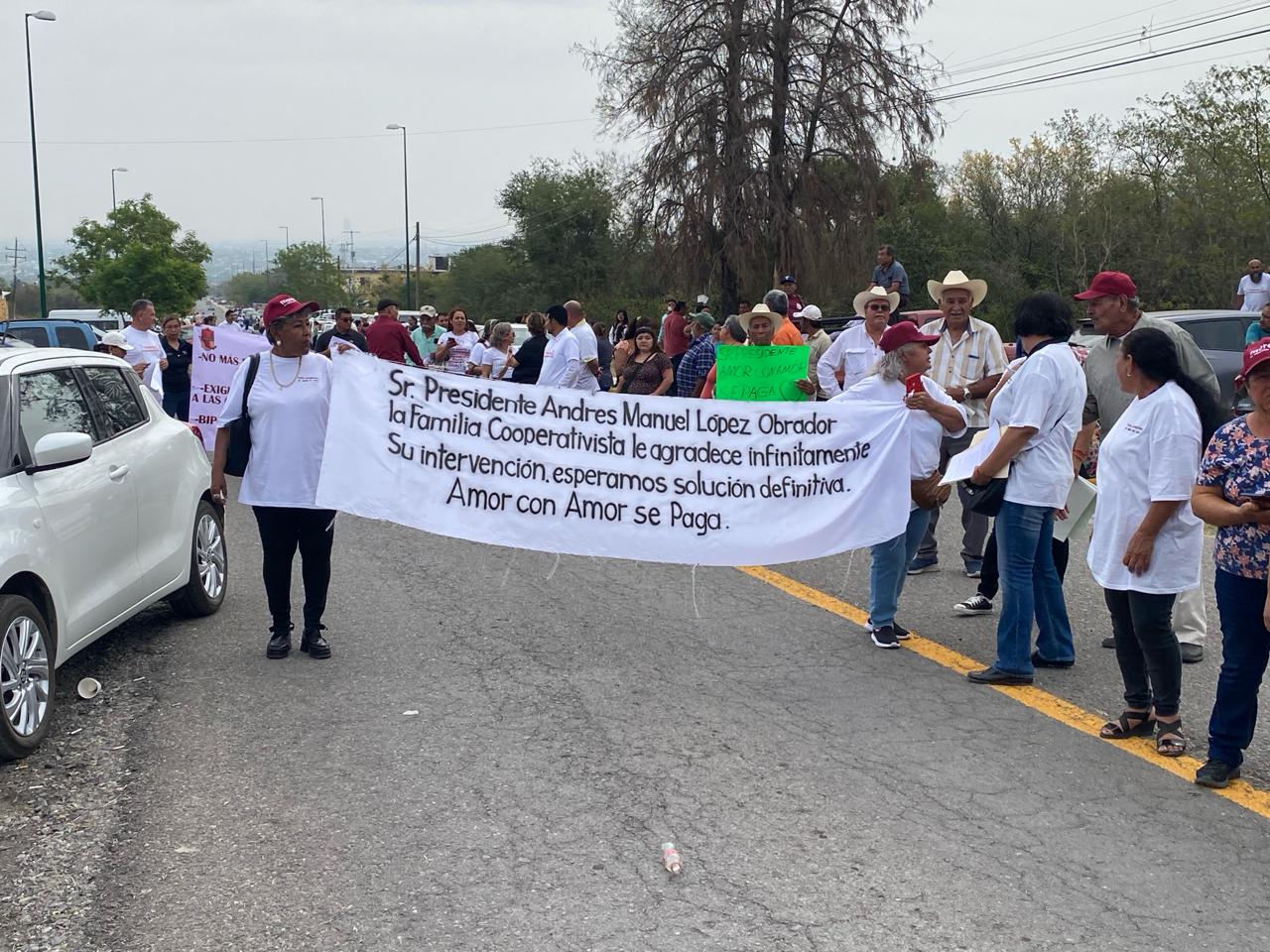 Reciben al Presidente López Obrador con muestras de apoyo, protestas y peticiones.