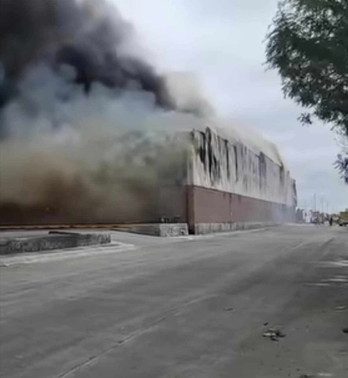 El incendio en "Comercial Treviño" fue pérdida total.