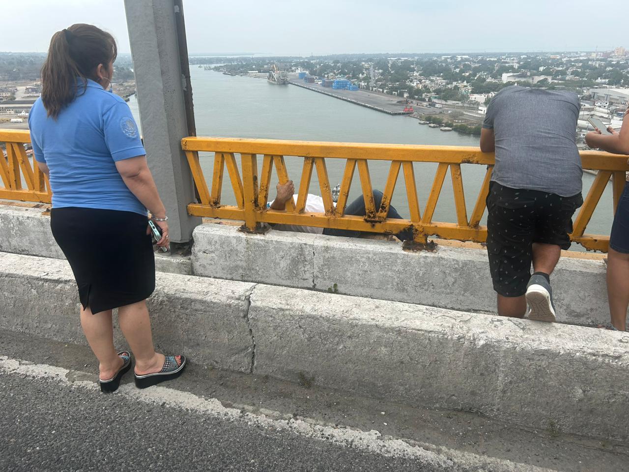 Un hombre que padece crisis nerviosas quería quitarse la vida arrojándose del puente Tampico.