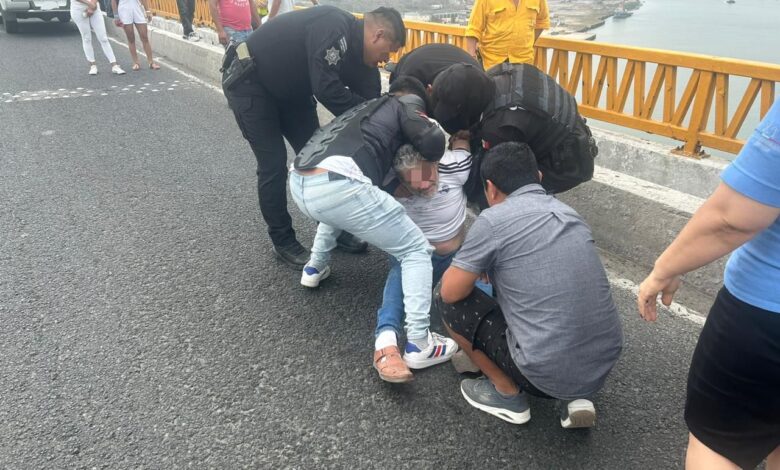 Personal de la Guardia Estatal pudieron poner a salvo al hombre que intentaba arrojarse del puente Tampico.