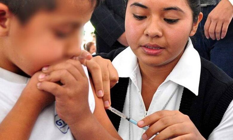 Algunos padres de familia se resisten a que se vacune a sus hijos contra el sarampión.