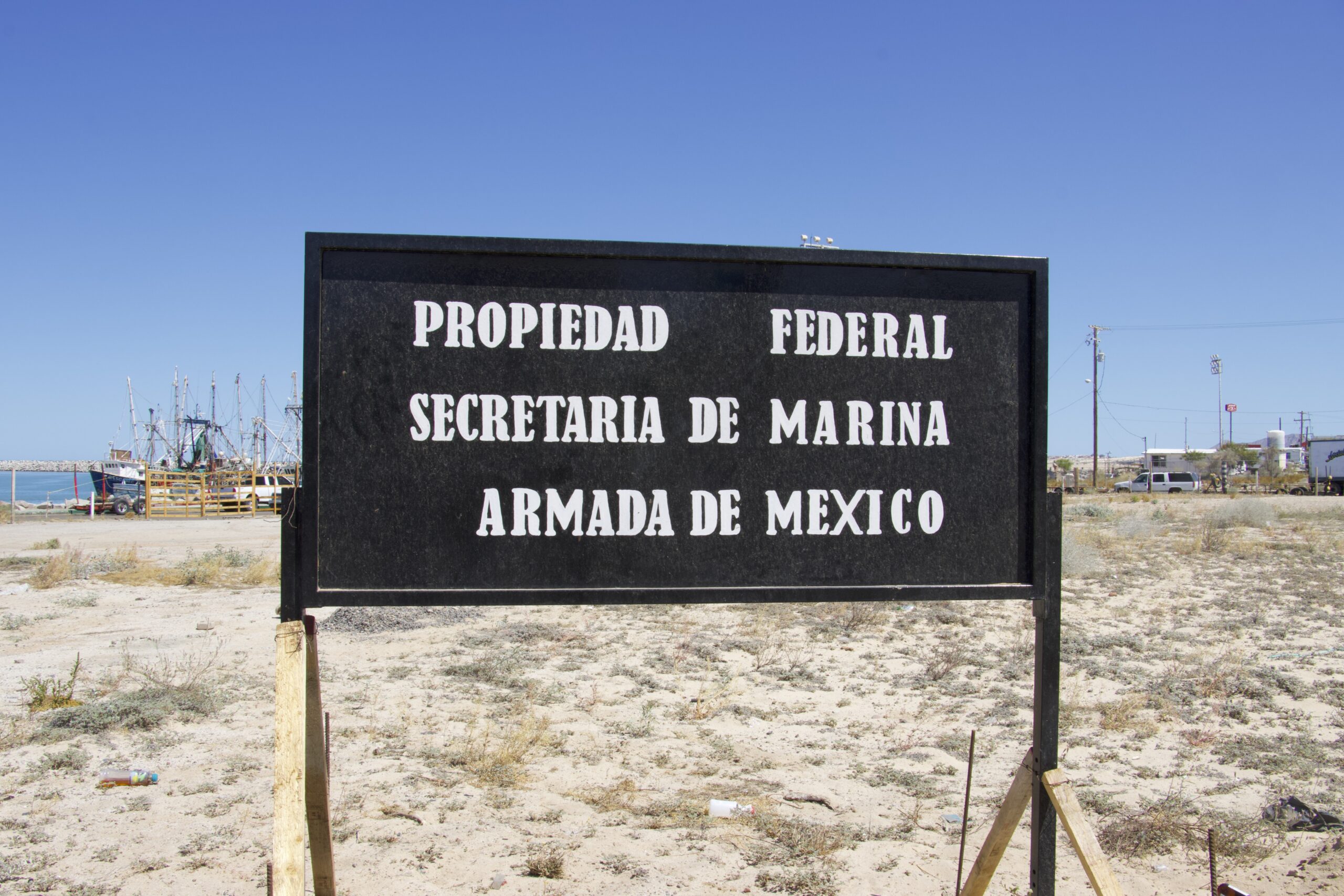 Señalamiento de la Secretaría de Marina a unos que se encuentra a unos pasos de la entrada para pangas del muelle de San Felipe, Baja California. Crédito: Luis Madrid /Animal Político.