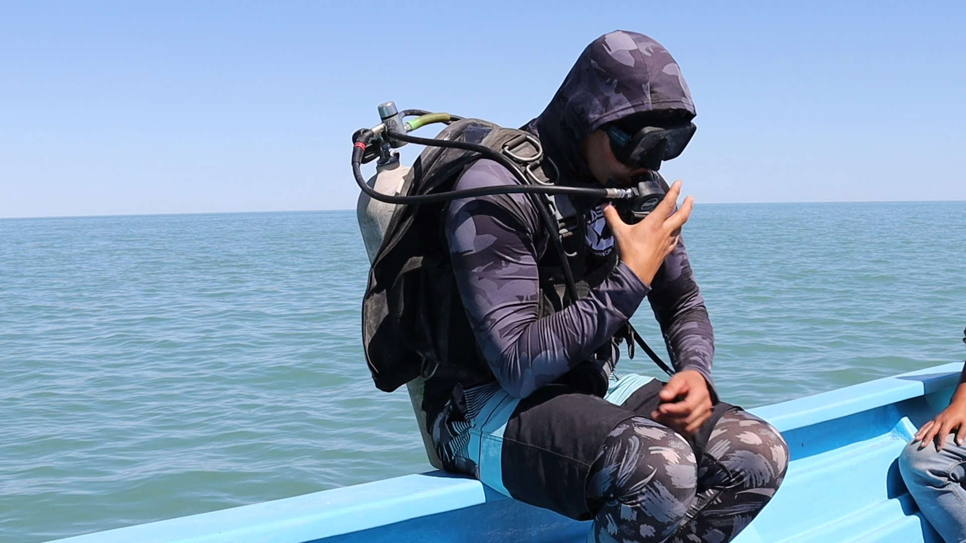Héctor Iñiguez, buzo profesional, extractor de redes y biólogo marino en Pesca ABC, se prepara para entrar al mar y comenzar con trabajos de recuperación de redes de pesca fantasma en el mar. Crédito: Luis Madrid/ Animal Político