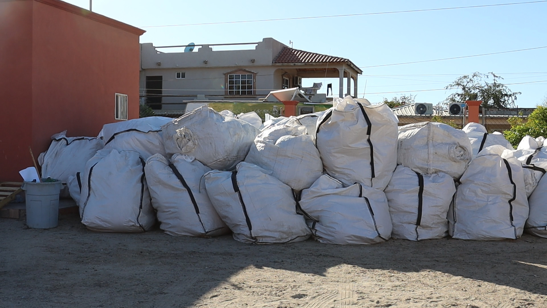 Barcinas llenas de redes que fueron recuperadas en marzo de 2024 durante el Torneo de Colecta y Reciclaje de Artes de Pesca en Desuso en la comunidad de San Felipe, Baja California. Crédito: Luis Madrid /Animal Político.
