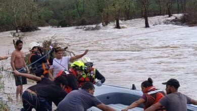 Photo of Rescatan a familia atrapada en el río Chihue en Jaumave