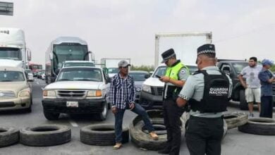 Photo of Hartos de fallo en suministro de energía, bloquean carretera