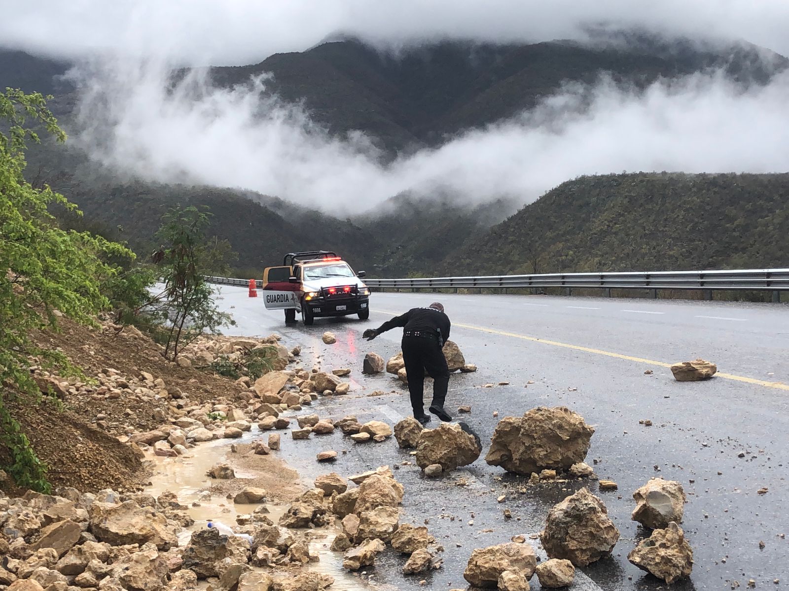 Las autoridades alertaron a los automovilistas a extremar precauciones ante deslaves en carreteras.