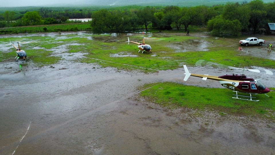 Con el apoyo de helicópteros se llevó a cabo la evacuación de las familias.